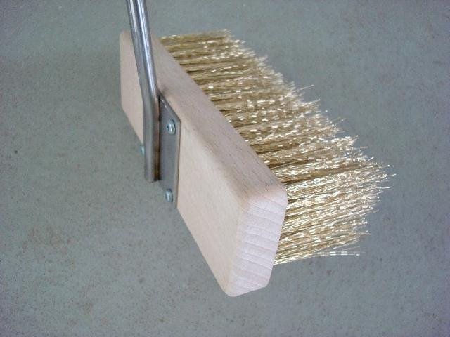 Aschenbesen mit Messingborsten